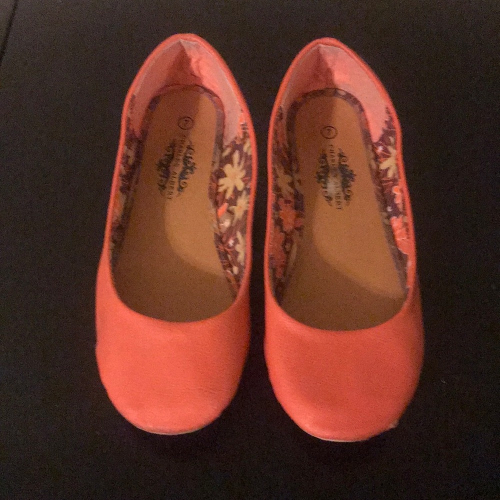 Cute orangey flats 🥿
